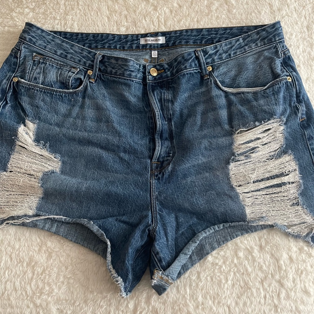 Good American Bombshell Distressed Shorts (20)